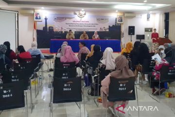 Pemkot latih puluhan ibu rumah tangga jadi penjahit profesional