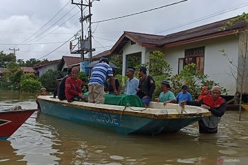 Warga bawa jenazah dengan perahu saat banjir