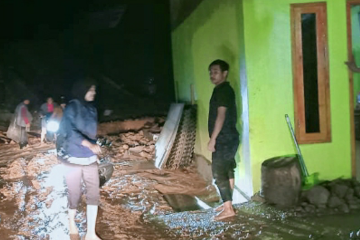 Tim BPBD Karawang tangani bencana longsor di wilayah Tegalwaru