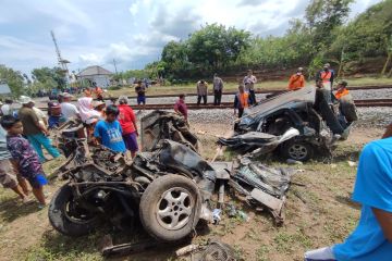 Dua orang tewas saat mobil tertabrak kereta api di Nganjuk