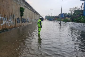 Kolong Tol Meruya banjir saat hujan deras pada Kamis sore