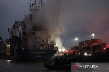Kebakaran kapal kargo di Pelabuhan Tanjung Perak