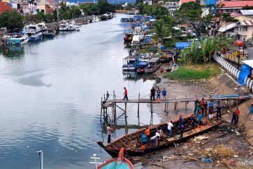 Pemkot Padang kembali evakuasi bangkai kapal di Batang Arau