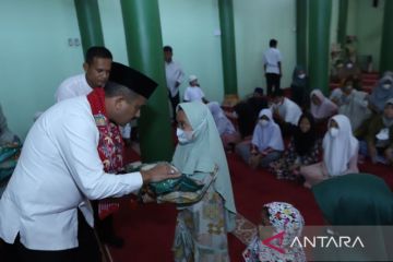 Pemkot Jaktim serahkan santunan untuk anak yatim di Jatinegara