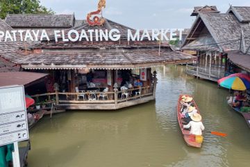 Mencicipi sate buaya hingga "fish therapy" di Pattaya Floating Market