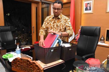 Gubernur Anies Baswedan beres-beres di ruang kerjanya jelang purnatugas 16 Oktober 2022