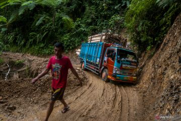 Jalan Lebak - Sukabumi rusak parah