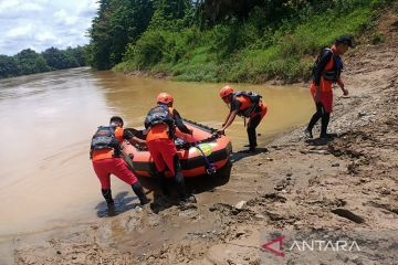 Basarnas cari sopir mobil sawit yang tenggelam di sungai