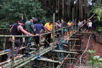 Polri, TNI dan warga bangun jembatan baru di Bangli