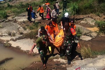 Evakuasi jenazah korban tanah longsor di Jeneponto