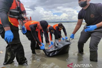 Tim SAR kembali temukan satu pemukat ikan tewas di Teluk Kendari