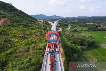 Pemasangan box girder kereta cepat Jakarta-Bandung selesai