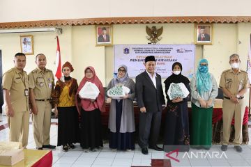 Pemkot Jaksel beri mesin jahit untuk latih UKM berwirausaha