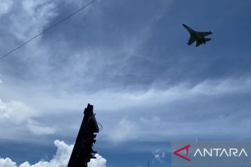 Warga antusias saksikan Sukhoi melintasi langit Gorontalo Utara