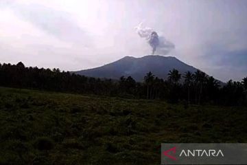 Gunung Ibu kembali mengeluarkan abu vulkanik