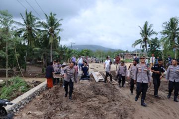Polisi berikan bantuan kepada korban banjir di Lombok Tengah