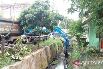 Jakarta Timur kuras saluran air untuk cegah banjir di Duren Sawit
