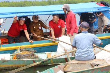 Menteri Trenggono Bersama Nelayan Bersihkan Sampah di Laut Tanjungpinang