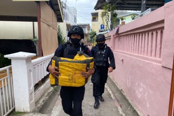 Subden Jibom Satbrimob Polda Banten evakuasi dan amankan bom di Serang