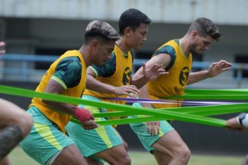 Bek Persib Sato nikmati libur latihan di Thailand