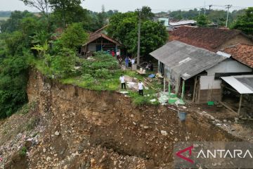 Pemkab Bekasi evakuasi warga cegah dampak longsor Sungai Cipamingkis