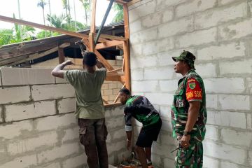 Danki Satgas TMMD mengecek pembangunan rumah di Kampung Sorido