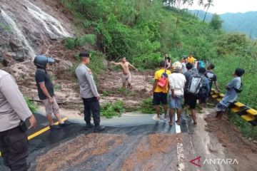Melakukan mitigasi bencana di jalur wisata Pulau Lombok