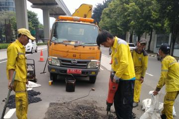 Pemprov DKI perbaiki jalur berlubang di Jalan Rasuna Said