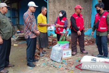 Keluarga terdampak longsor Cipamingkis dapat bantuan PMI Bekasi