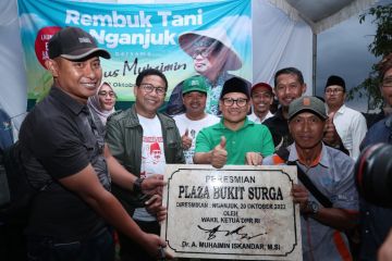 Gus Muhaimin serahkan bantuan bibit jagung senilai Rp975 juta