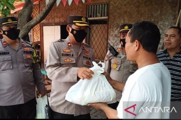 Polisi salurkan bantuan bahan pangan pada korban kebakaran Kebon Jeruk
