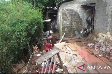 Petugas bantu evakuasi barang milik warga korban longsor  Cibubur