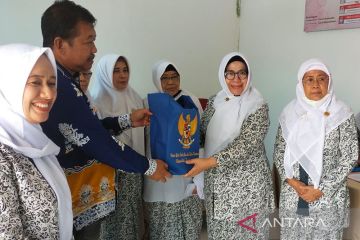 Bidan di Kampar terima bintang jasa usai wafat karena COVID-19