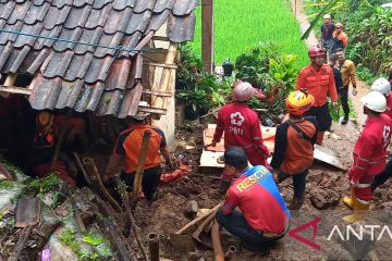 PMI Sukabumi siagakan personel dan ambulans antisipasi longsor susulan