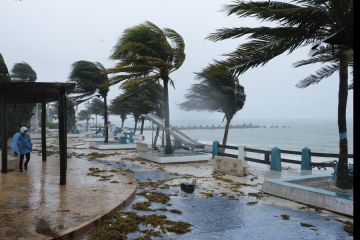 Badai Roslyn mendarat di Meksiko tergolong badai Kategori 3