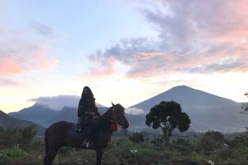 Berburu spot di kaki Rinjani, berpacu mewarnai negeri