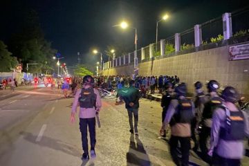 Polisi gandeng TNI bubarkan massa anarkis di Tugu Salib