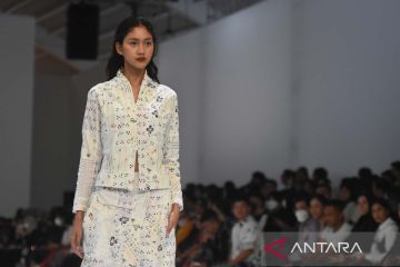 Peragaan busana Chitra Subijakto di Jakarta Fashion Week