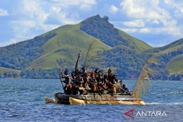 Meriahnya festival danau Sentani di Papua