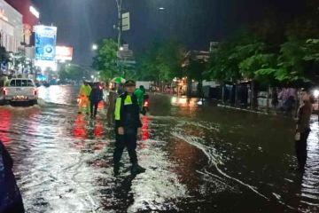 Polres Cirebon Kota terjunkan anggota bantu pengendara terjebak banjir