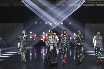 Intip koleksi "BLACK ROSE" dari Lisa Fitria