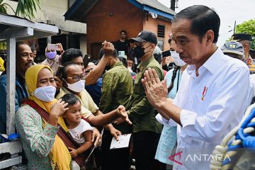 Presiden Jokowi bagikan bansos kepada para pedagang di Pasar Klandasan