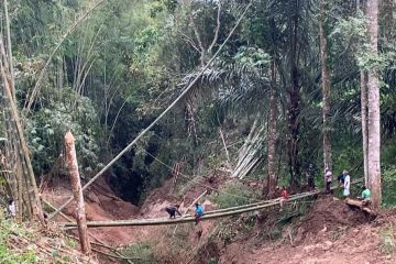 Warga terdampak longsor di Ngebel Ponorogo bangun jembatan darurat