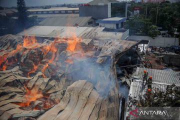 Sebuah gudang triplek terbakar di Bandung