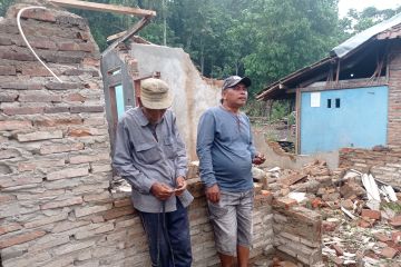 Lima rumah di Lebak rusak berat akibat angin kencang