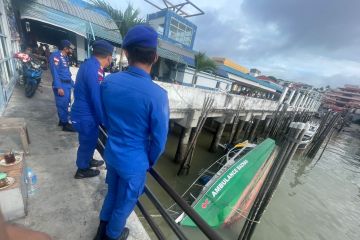 Polairud mengevakuasi kapal ambulans Baznas yang terbalik karena cuaca