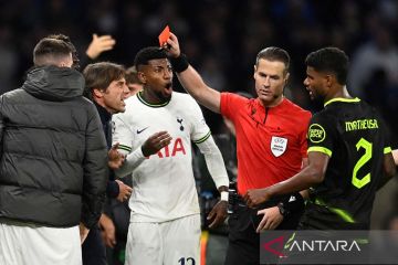 Pelatih Tottenham Hotspur Antonio Conte dikartu merah wasit