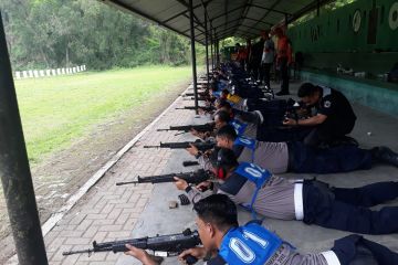 Kanwilkumham Jatim bekali petugas lapas kemampuan menembak