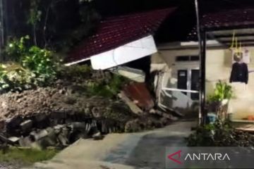 Satu rumah tertimpa longsor di Mamuju