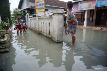 Banjir bercampur limbah industri di Tulungagung